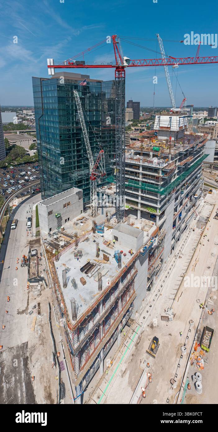 Detroit (Michigan) - construction de l'hôtel JW Marriott Detroit Water Square de 25 étages. Le bâtiment est à côté du nouvel appartement de luxe Water Square Banque D'Images
