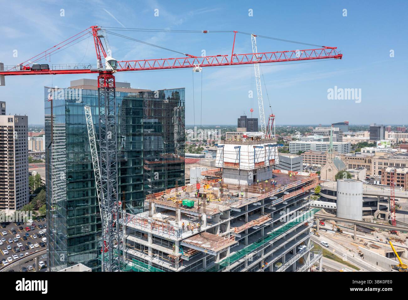 Detroit (Michigan) - construction de l'hôtel JW Marriott Detroit Water Square de 25 étages. Le bâtiment est à côté du nouvel appartement de luxe Water Square Banque D'Images