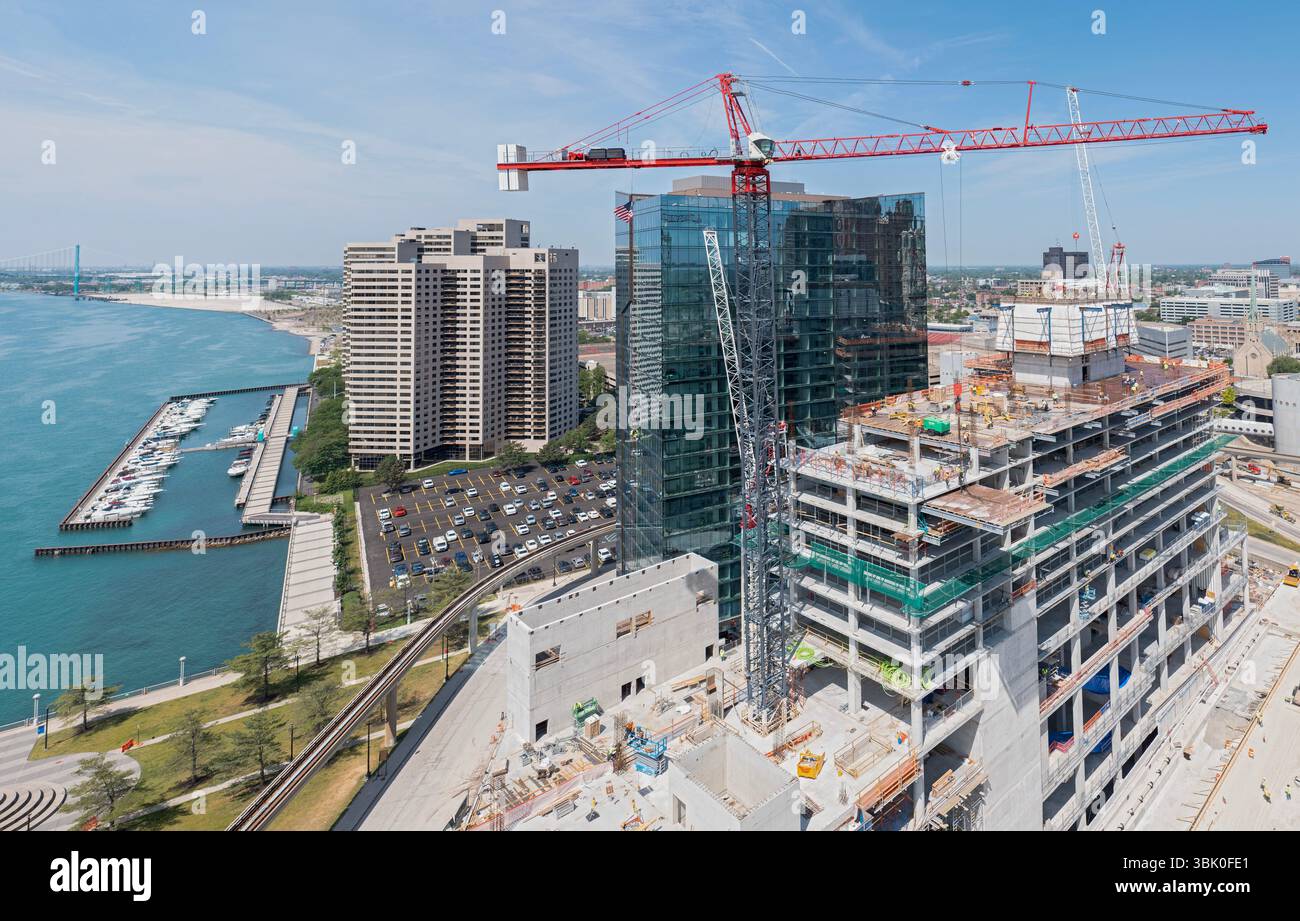 Detroit (Michigan) - construction de l'hôtel JW Marriott Detroit Water Square de 25 étages. Le bâtiment est à côté du nouvel appartement de luxe Water Square Banque D'Images