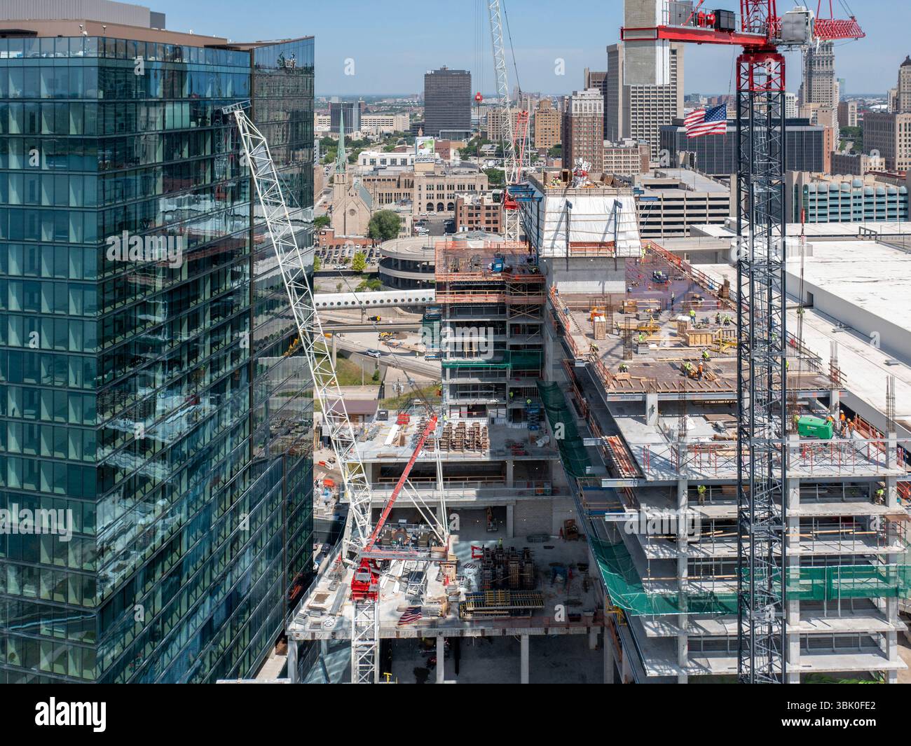 Detroit (Michigan) - construction de l'hôtel JW Marriott Detroit Water Square de 25 étages. Le bâtiment est à côté du nouvel appartement de luxe Water Square Banque D'Images