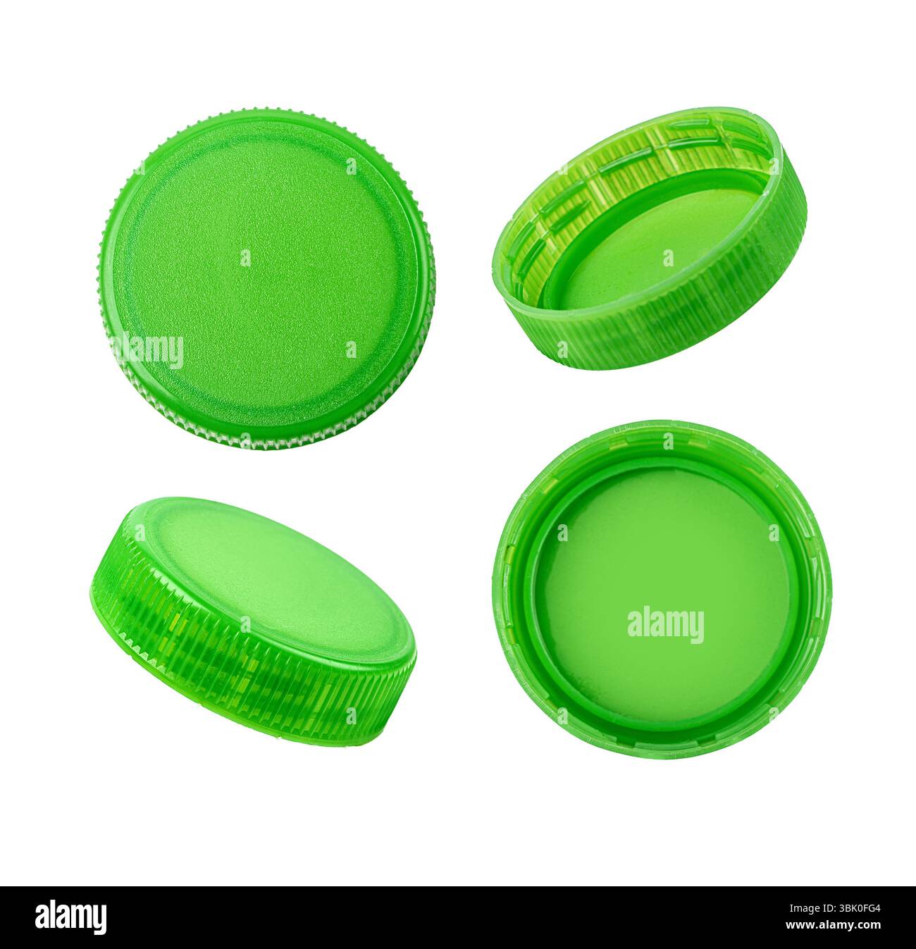 Quatre bouchons de bouteille en plastique vert isolés sur fond blanc, montrant différentes perspectives Banque D'Images