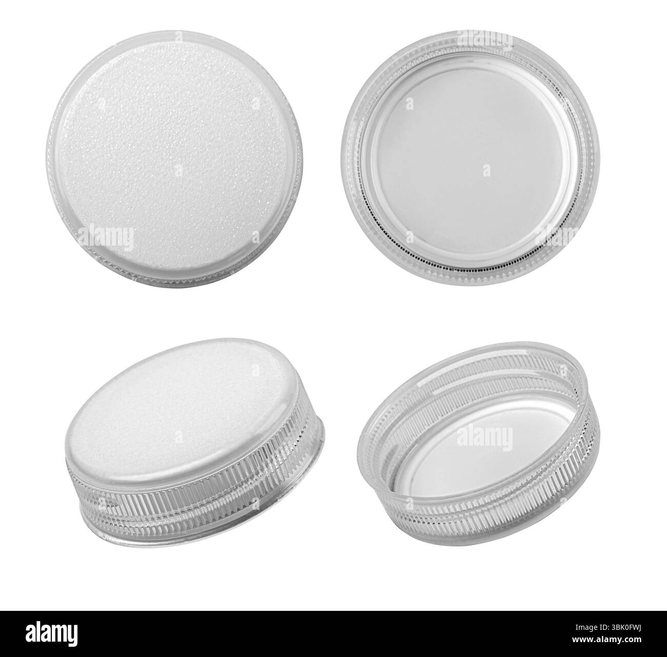 Quatre bouchons de bouteille en plastique gris isolés sur fond blanc, montrant différentes perspectives Banque D'Images