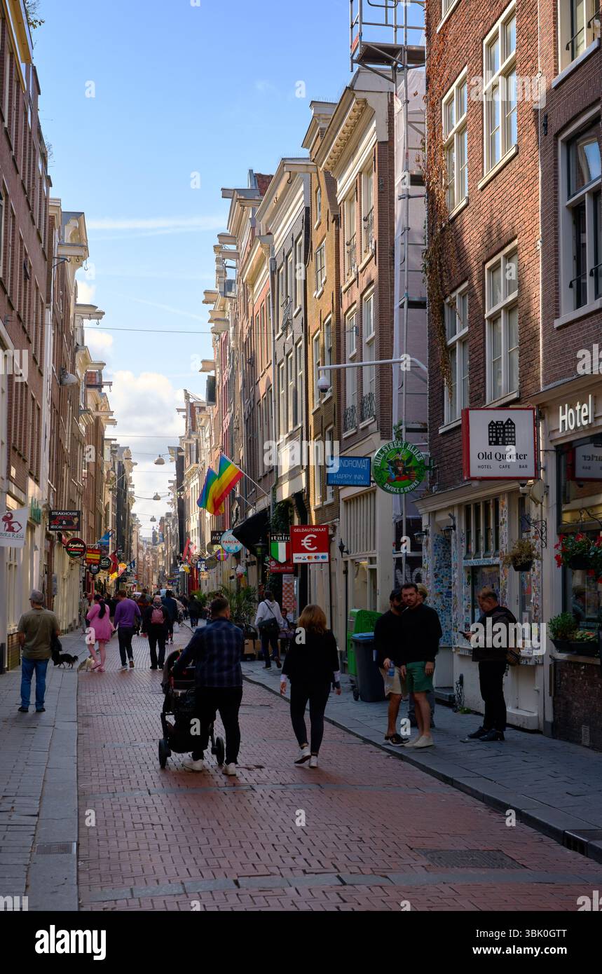 Amsterdam, pays-Bas – 17 septembre 2024 Busy Warmoesstraat de Wallen District Amsterdam. Colorée, historique Warmoesstraat dans le centre d'Amsterdam. Banque D'Images