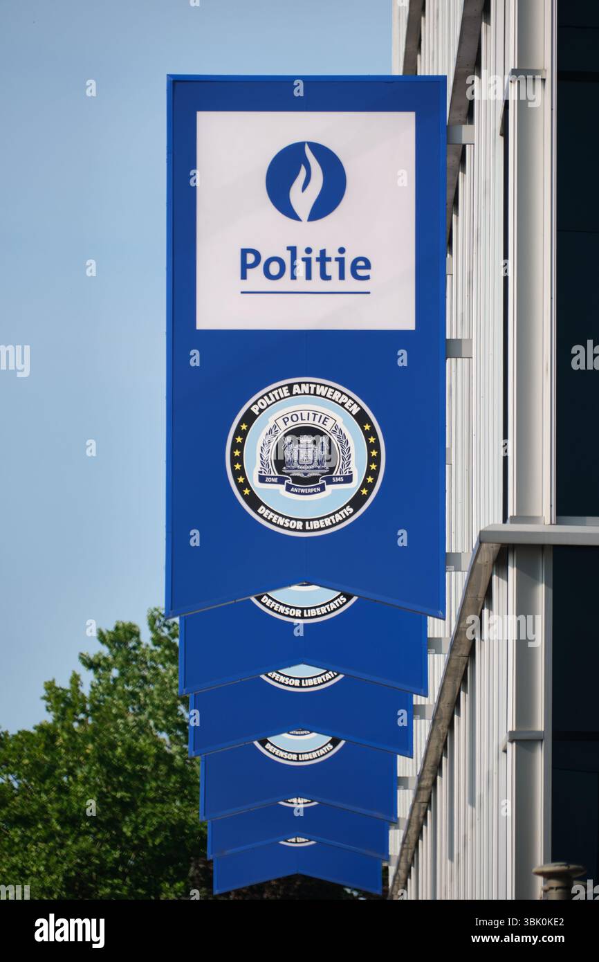 Panneaux devant le commissariat de police de Berchem à Anvers, Flandre, Belgique Banque D'Images