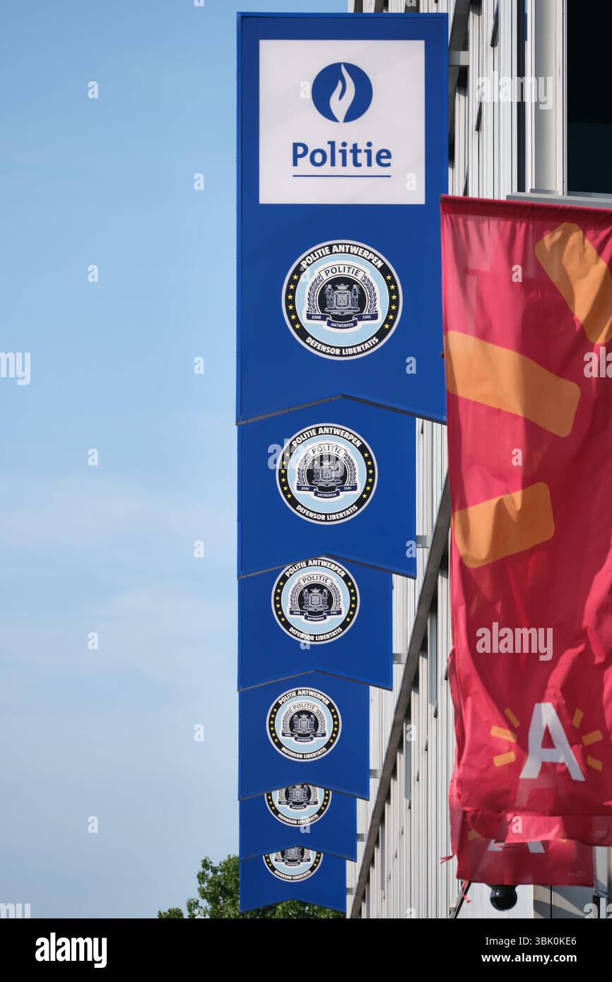 Panneaux devant le commissariat de police de Berchem à Anvers, Flandre, Belgique Banque D'Images