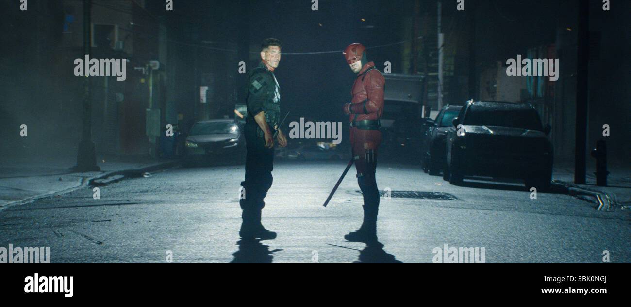 Daredevil : Born Again (2025-) Frank Castle/The Punisher (Jon Bernthal) Matt Murdock/Daredevil (Charlie Cox) *Filmstill - usage éditorial seulement* Voir SPE Banque D'Images