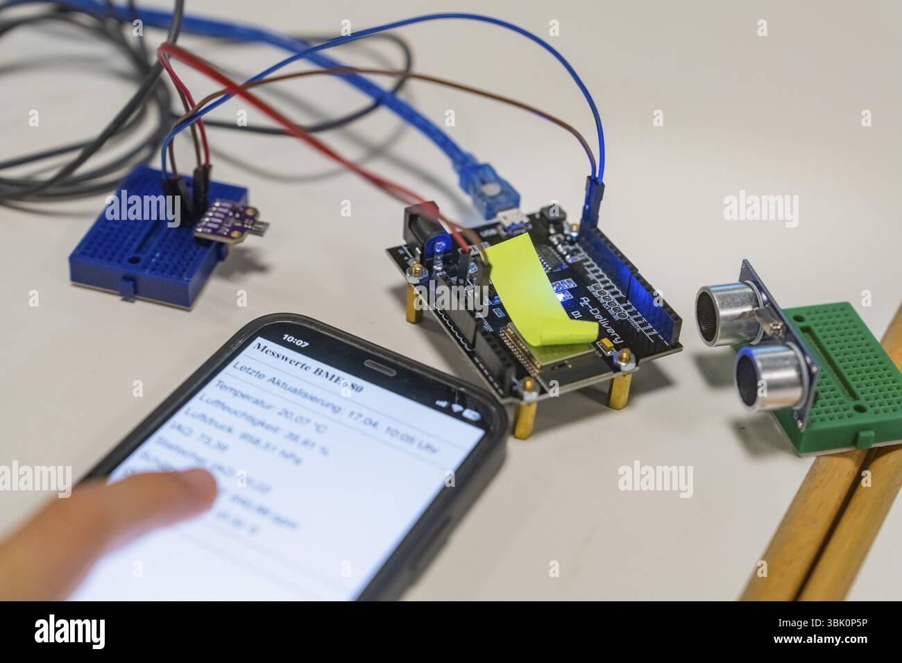 Smartphone avec affichage des données à côté d'une configuration électronique sur une table, Youth Research Centre Nagold, Allemagne, Europe Banque D'Images
