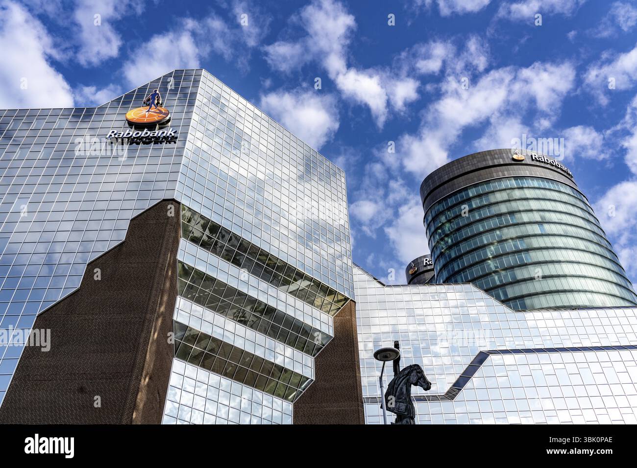 Façade réfléchissante du bâtiment Rabobank à la gare centrale, Utrecht Centraal, pays-Bas Banque D'Images