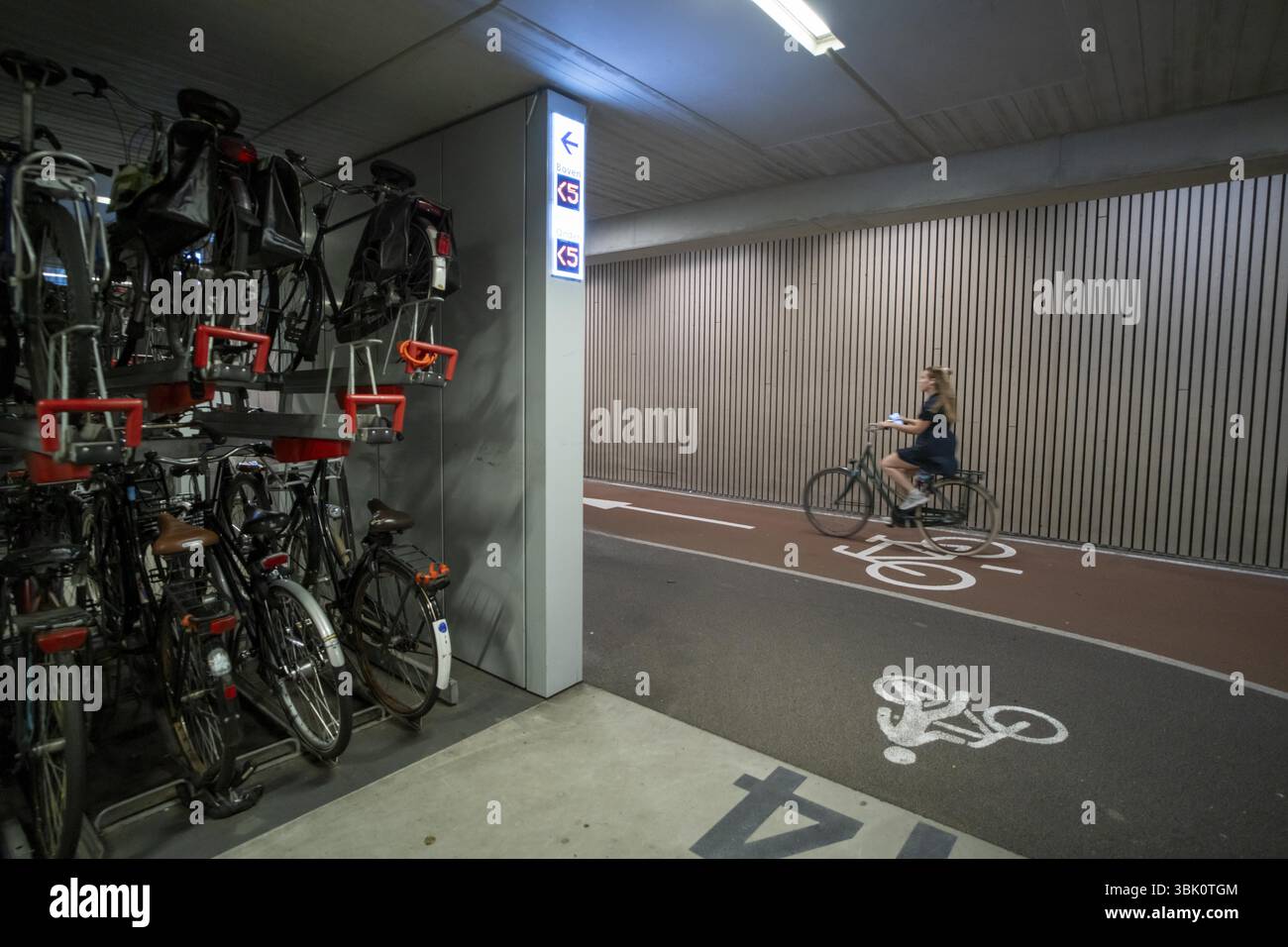 Parking à vélos central à Stationsplein, le plus grand parking à vélos du monde avec plus de 13 000 places de parking sur 3 étages, juste en dessous du Banque D'Images