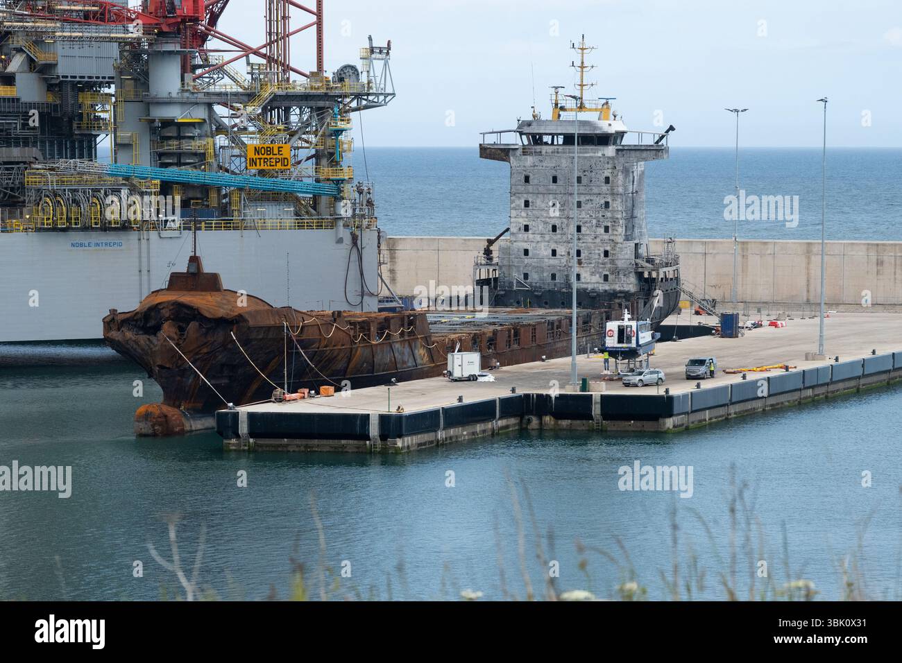 MV Solong a brûlé coquille amarré à South Harbour, Port d'Aberdeen, Écosse, Royaume-Uni Banque D'Images