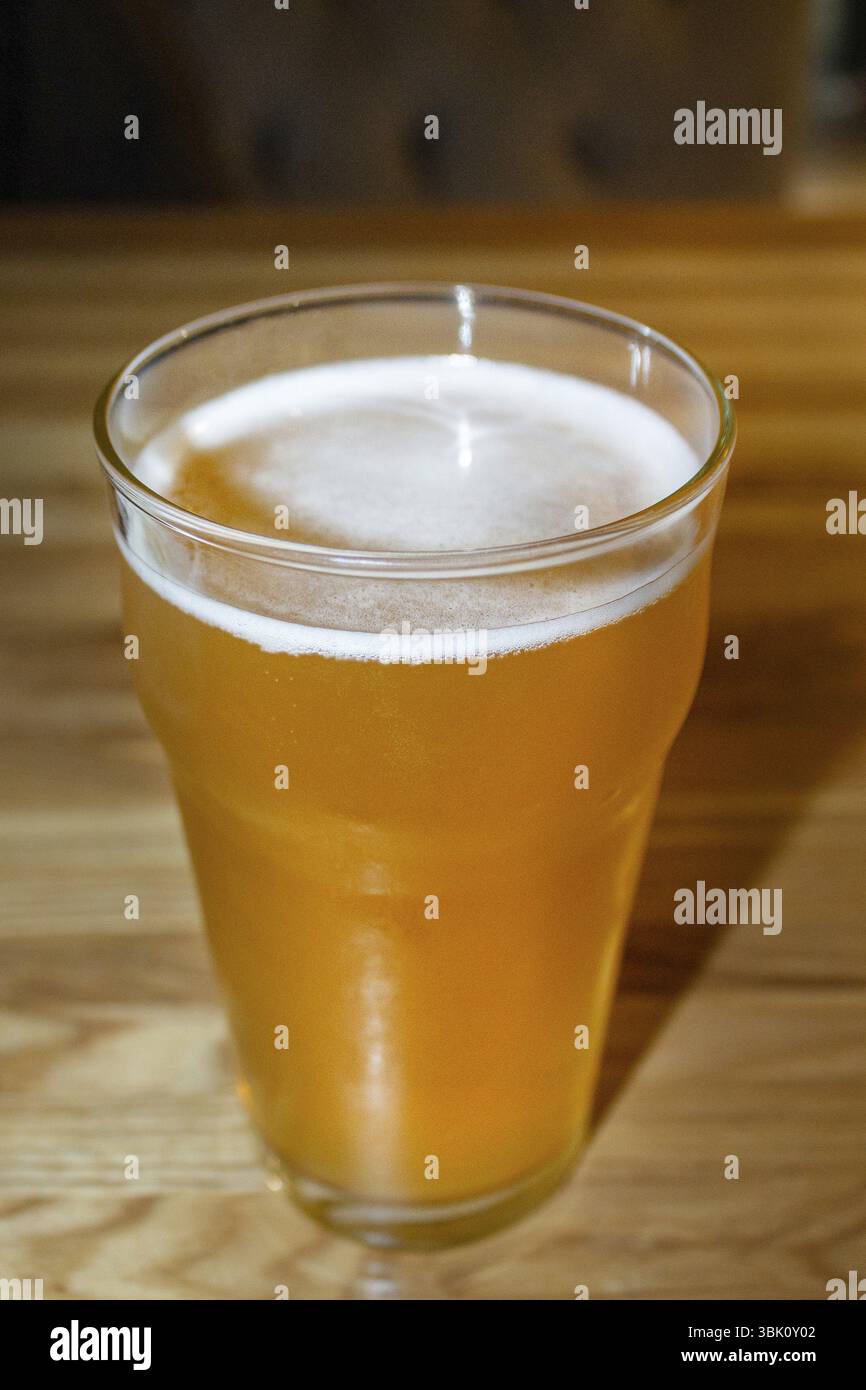 Un verre de bière légère sur la table Banque D'Images