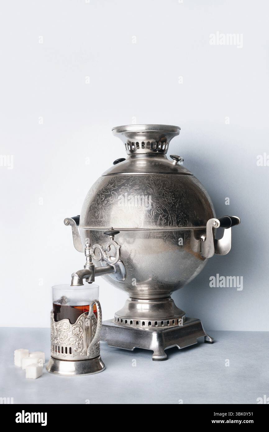 Samovar et un verre de thé sur la table, copiez l'espace Banque D'Images