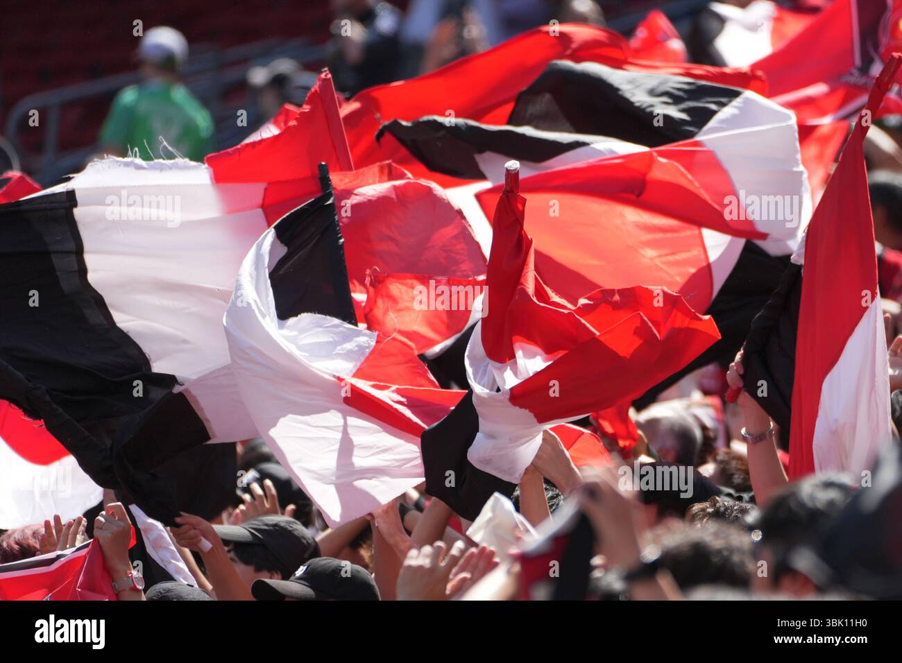 Seattle, États-Unis. 17 juin 2025. Les fans d'Urawa Red Diamonds brandissent des drapeaux avant un match de la Coupe du monde des clubs de la FIFA contre River plate au Lumen Field à Seattle, Washington, le 17 juin 2025. (Crédit photo Nate Koppelman/Sipa USA) crédit : Sipa USA/Alamy Live News Banque D'Images