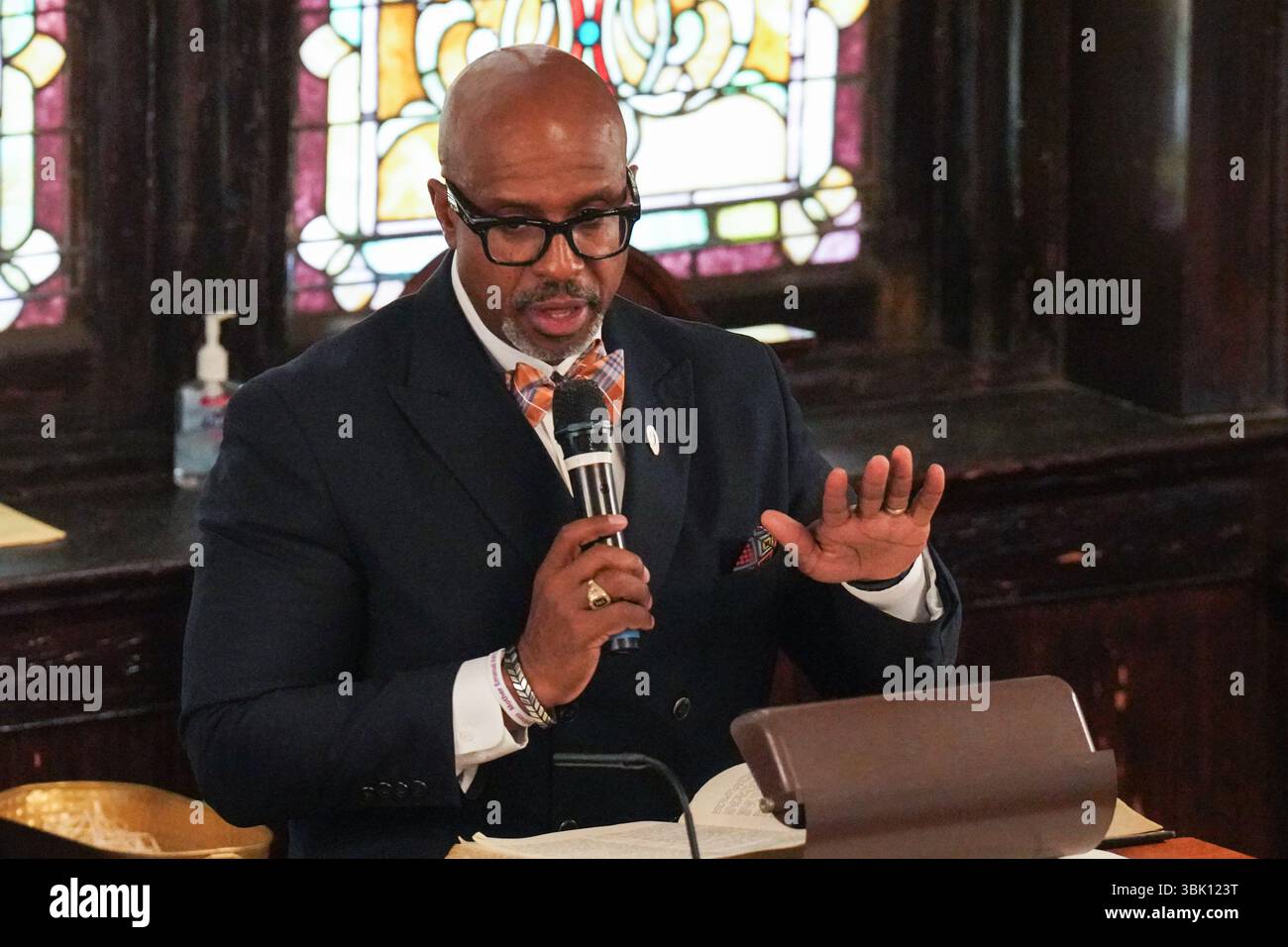 Charleston, États-Unis. 17 juin 2025. Le révérend Eric S.C Manning prononce une allocution lors de la commémoration des neuf Emmanuel, à l’occasion du 10e anniversaire de la fusillade de masse, à l’église épiscopale méthodiste africaine mère Emanuel, le 17 juin 2025 à Charleston, Caroline du Sud. Neuf membres de la congrégation historiquement noire ont été abattus pendant l'étude biblique par un suprématiste blanc le 17 juin 2015. Crédit : Richard Ellis/Richard Ellis/Alamy Live News Banque D'Images