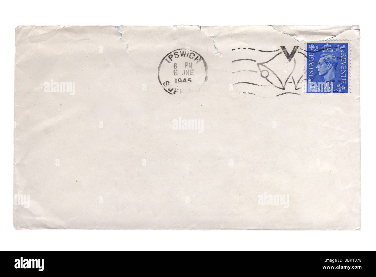 Enveloppe vintage de la seconde Guerre mondiale avec un timbre George VI Grande-Bretagne et TAD victoire, découpée et isolée sur fond blanc, stock ph Banque D'Images