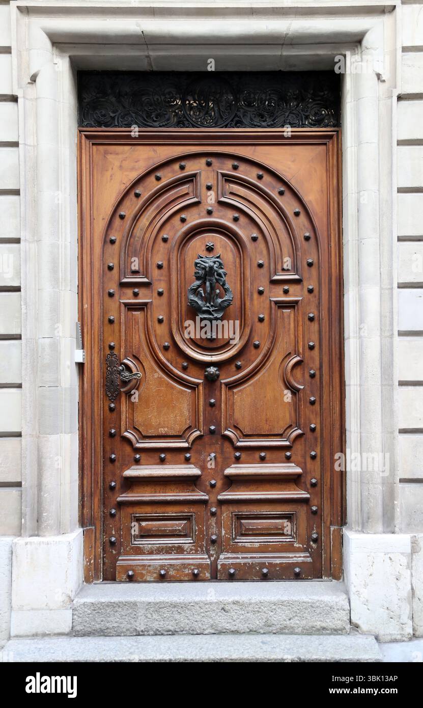Porte d'entrée magnifiquement embellie du cabinet de Monsieur Viviane J Martin, avocat. Rue de l'Hotel-de-ville 12, vieille ville de Genève, Suisse. Banque D'Images