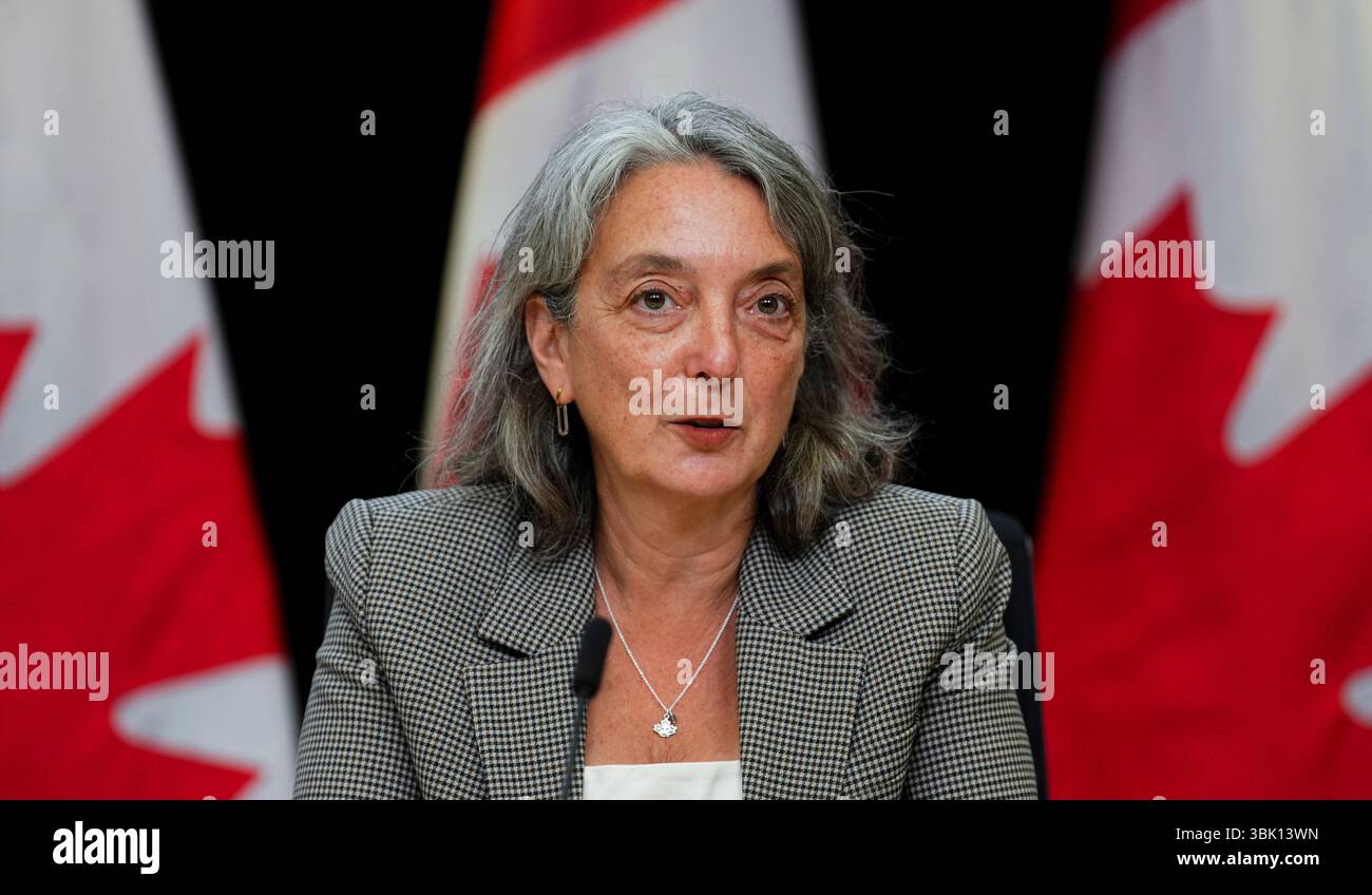Ottawa, Canada. 12 juin 2025. Julie Dabrusin, ministre de l’environnement et du changement climatique, prononce une allocution à l’Théâtre national de la presse à Ottawa le jeudi 12 juin 2025. Crédit : la presse canadienne/Alamy Live News Banque D'Images
