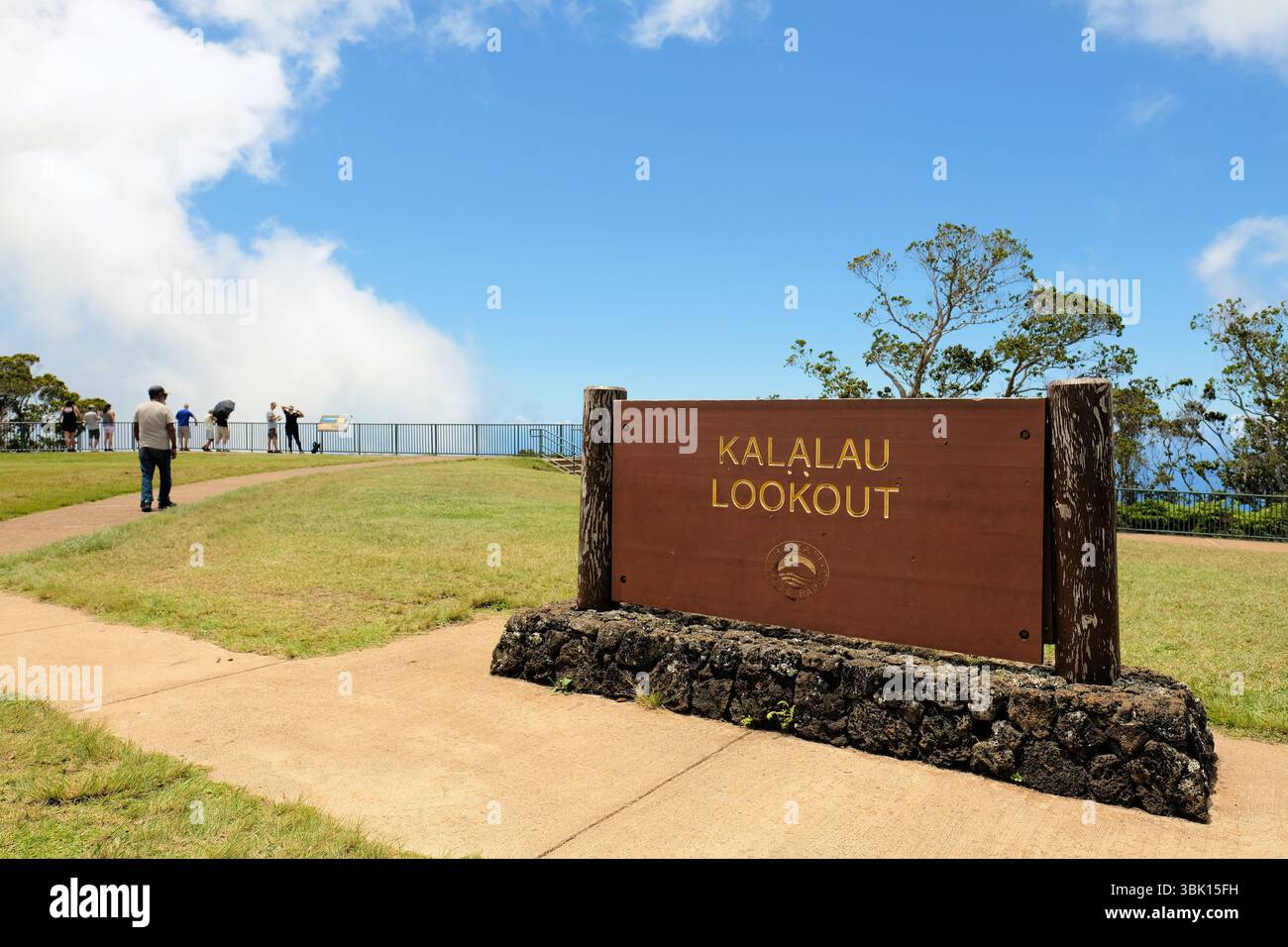Panneau au belvédère Kalalau surplombant le canyon de Waimea ; Kalalau Valley vista point ; altitude la plus élevée accessible en voiture sur Kauai, Hawaï à 4 000 pieds. Banque D'Images