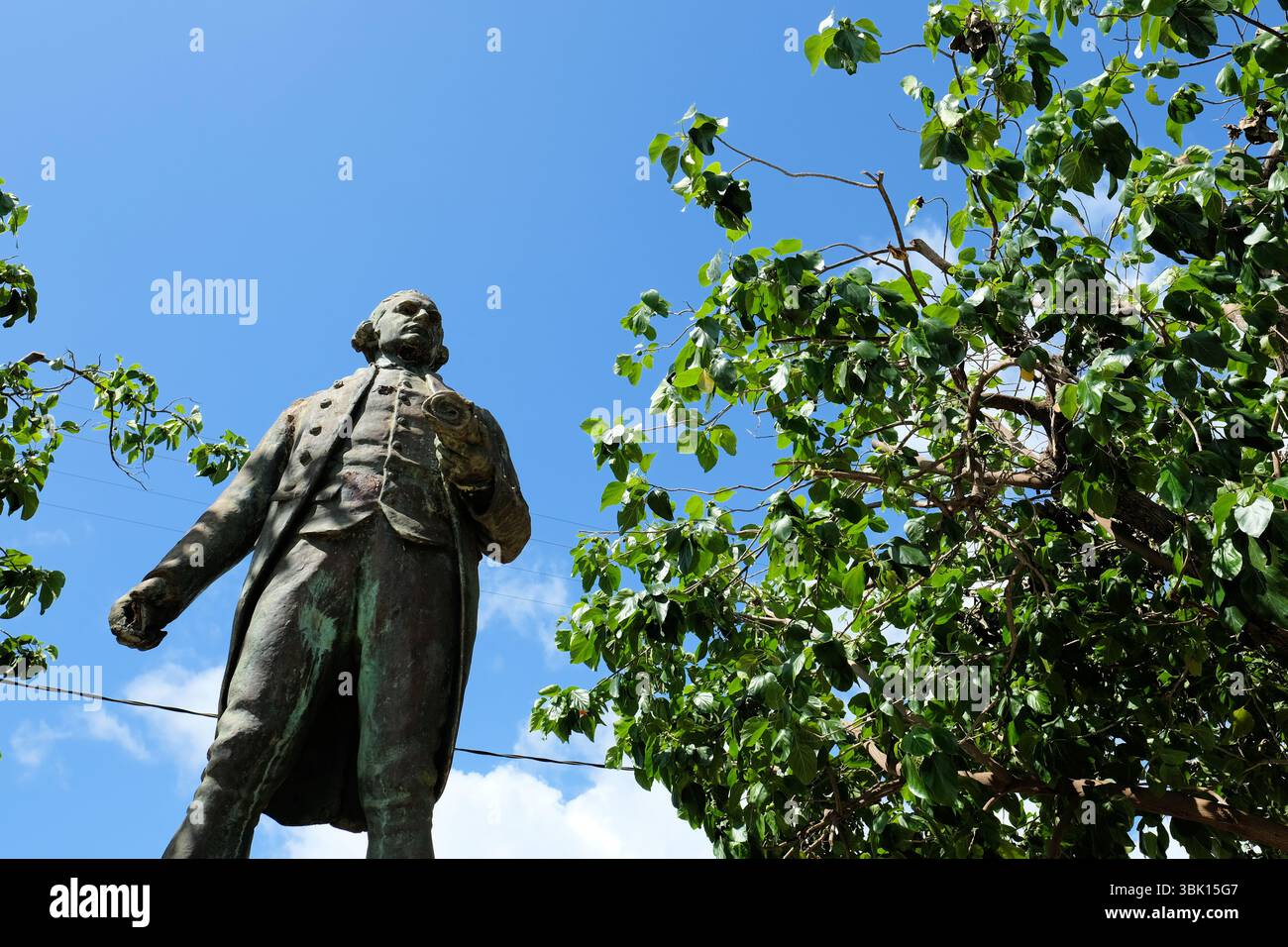 Réplique de la statue du Capitaine Cook sur le site de débarquement de Cook dans le parc Hofgaard à Waimea, Kauai, Hawaï, où le Capitaine James Cook a débarqué le 20 janvier 1778. Banque D'Images