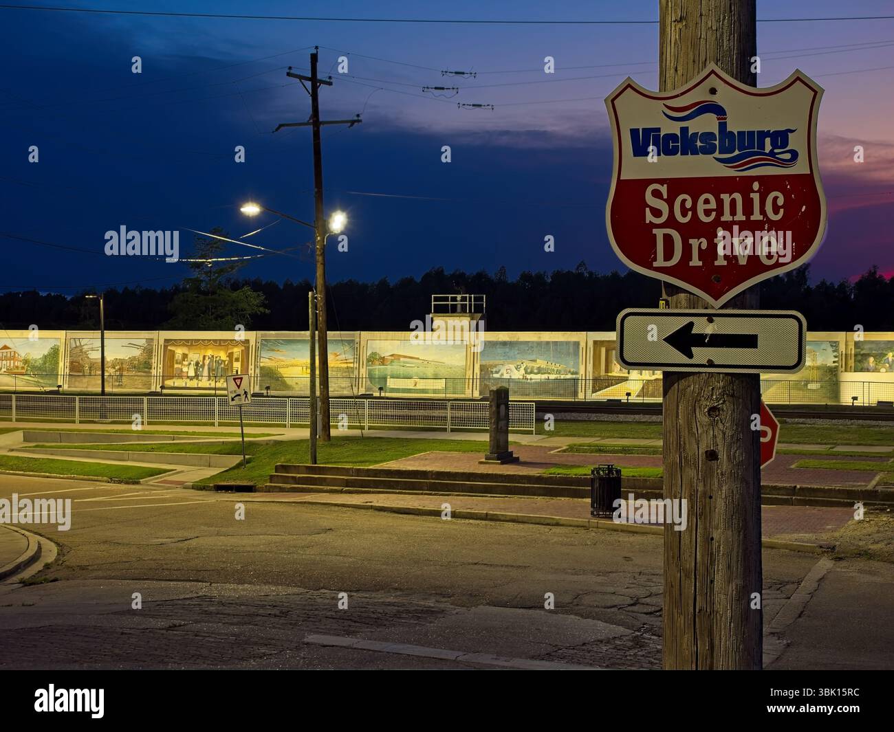 Panneau de direction pour Vicksburg Scenic Drive le long des murs d'inondation de la ville au crépuscule - Vicksburg, MS, mai 2025 Banque D'Images