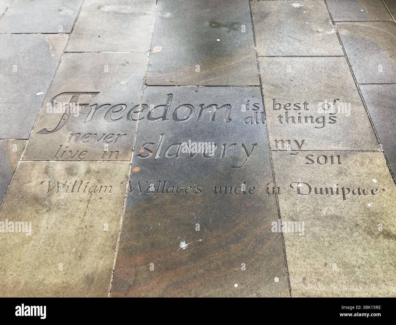La liberté est le meilleur de toutes les choses, ne jamais vivre en esclavage mon fils, l'oncle de William Wallace à Dunipace. Inscription de rue à Falkirk Écosse. - Image de stock capturée avec un smartphone