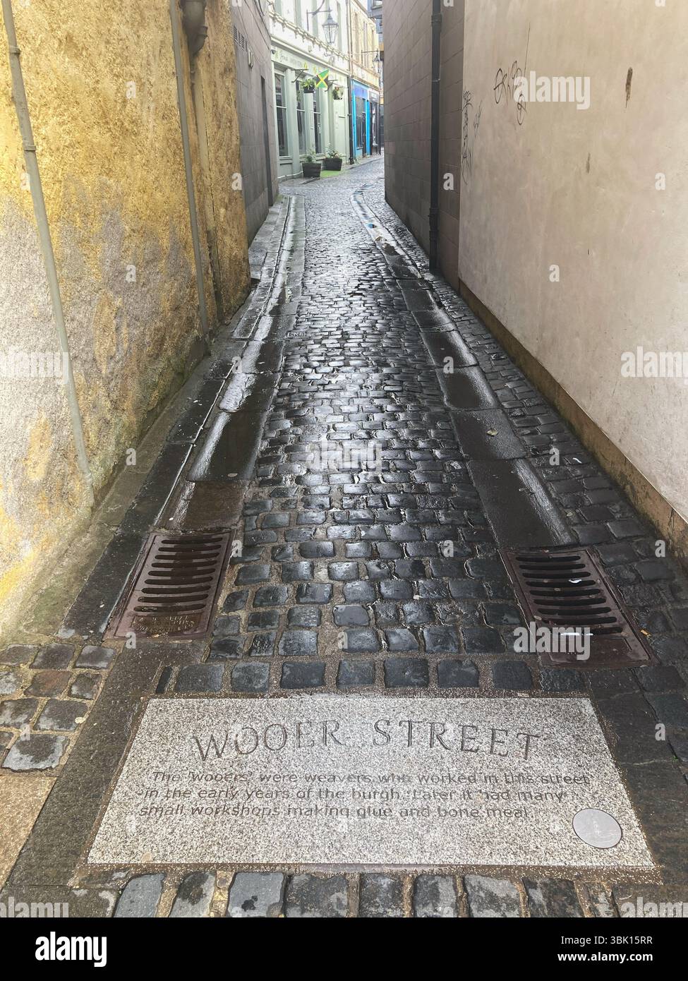 Inscription sur le trottoir avec des informations publiques concernant Wooer Street, Falkirk Scotland - Image de stock capturée avec un smartphone