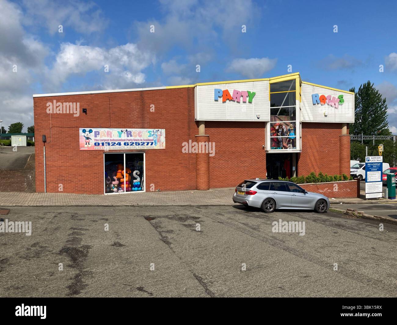 Party Rocks, le plus grand magasin de fêtes d'Écosse, fournissant tout ce dont vous avez besoin pour votre célébration, Falkirk Scotland - Image de stock capturée avec un smartphone