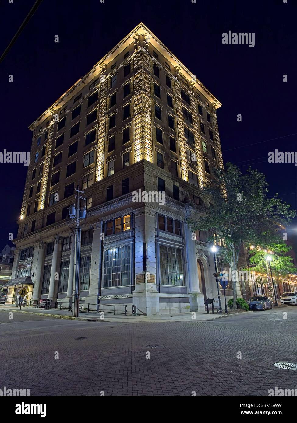 1907 First National Bank and Trust Building illuminé la nuit dans le centre-ville historique de Vicksburg Mississippi — mai 2025 Banque D'Images