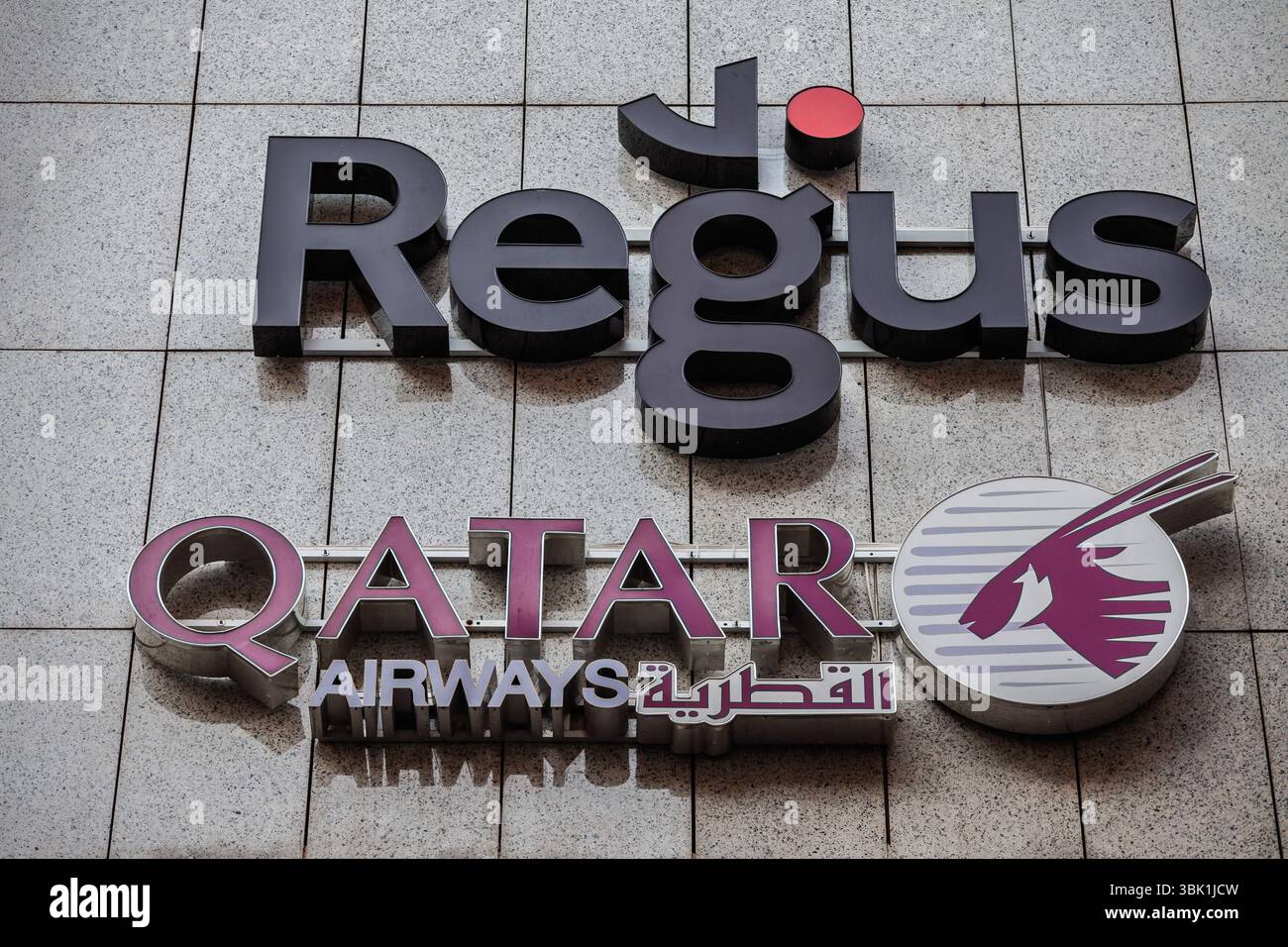 BELGRADE, SERBIE - 22 MARS 2025 : logos de Qatar Airways et Regus sur leur bureau commun de Belgrade. Qatar Airways est la compagnie aérienne nationale du Qatar, Banque D'Images