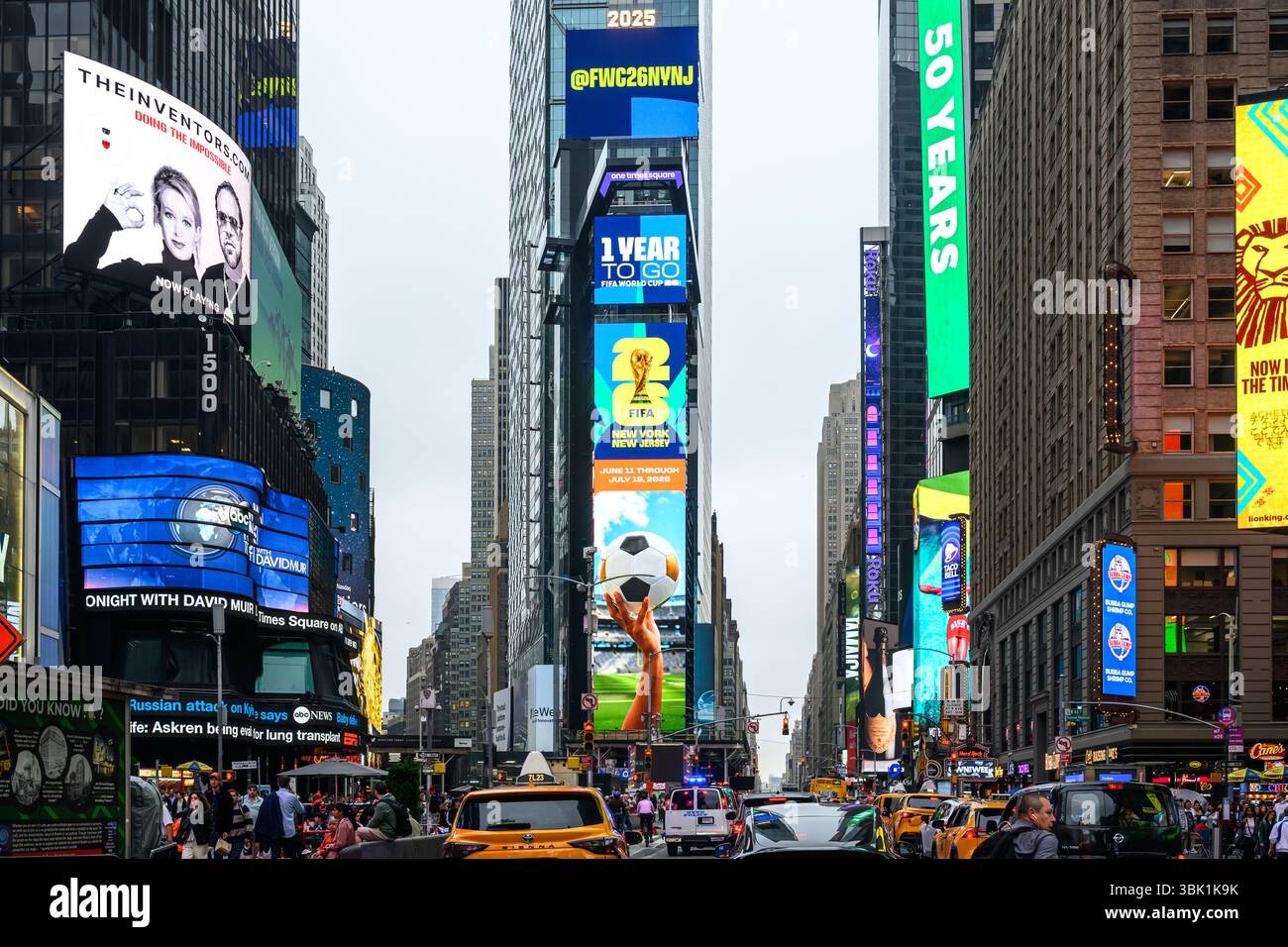 New York, Etats-Unis, 17 juin 2025. Un écran géant à Times Square annonce que New York et le New Jersey accueilleront la Coupe du monde de la FIFA dans un an Banque D'Images
