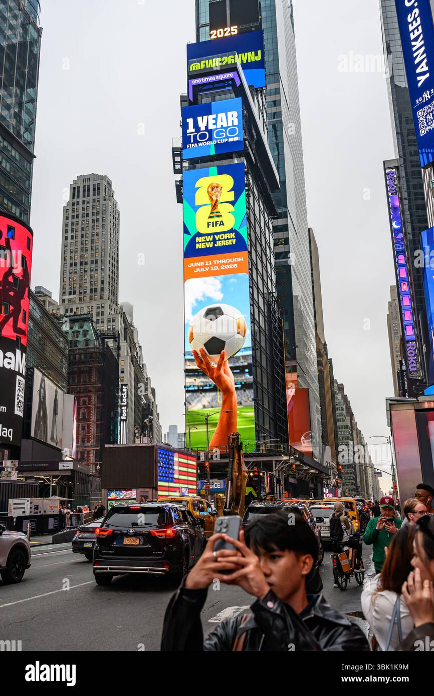 New York, Etats-Unis, 17 juin 2025. Un écran géant à Times Square annonce que New York et le New Jersey accueilleront la Coupe du monde de la FIFA dans un an Banque D'Images
