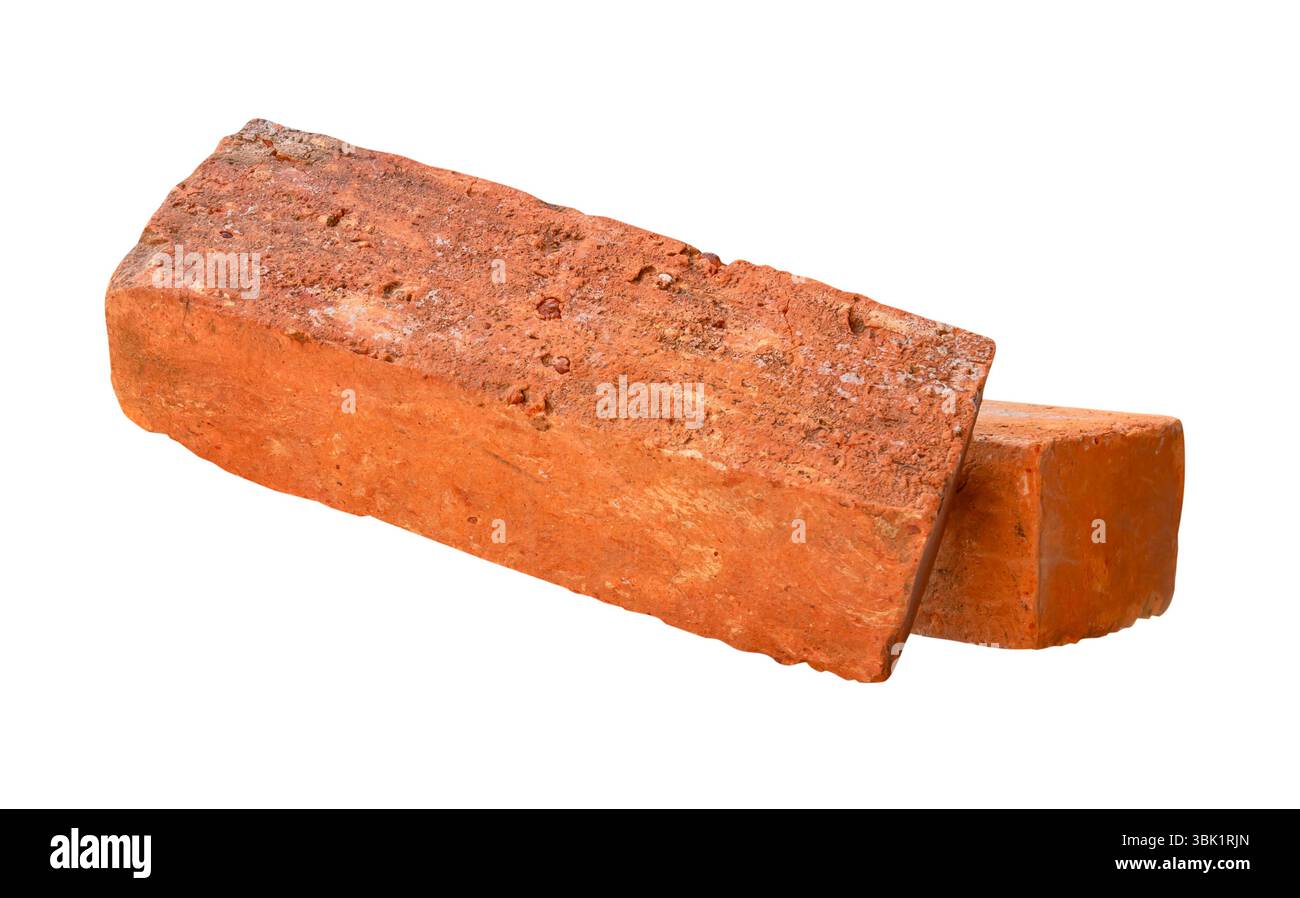 Vue latérale de deux vieilles briques rouges ou oranges fissurées dans la pile est isolée sur fond blanc avec chemin de détourage. Banque D'Images