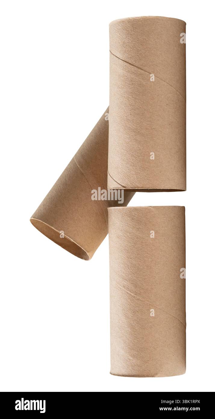 Vue de dessus des noyaux de papier de soie ou des tubes de papier toilette dans la pile après utilisé dans les toilettes ou les toilettes est isolé sur fond blanc avec chemin de découpage. Banque D'Images