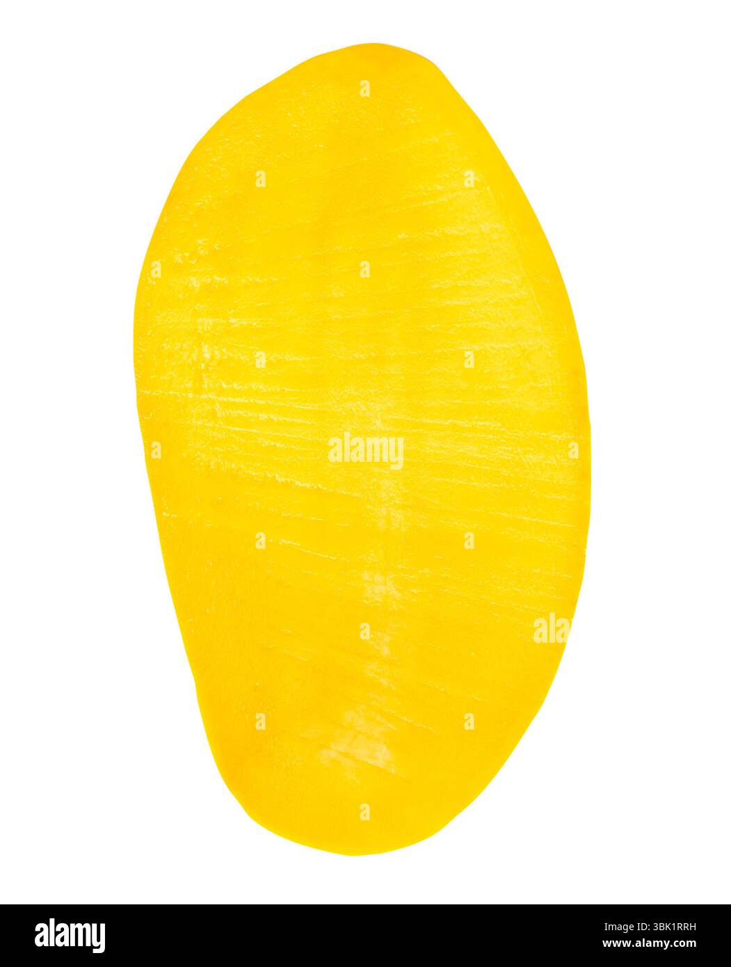 Une moitié de mûres de mangue jaune est isolée sur fond blanc avec chemin de découpage. Banque D'Images
