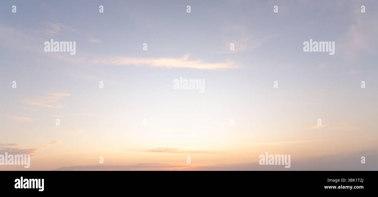Vue en angle bas et plein cadre de beau ciel bleu et orange du matin ou du soir avec nuageux tandis que les couchers de soleil ou levers de soleil a été pris à la mer. Banque D'Images