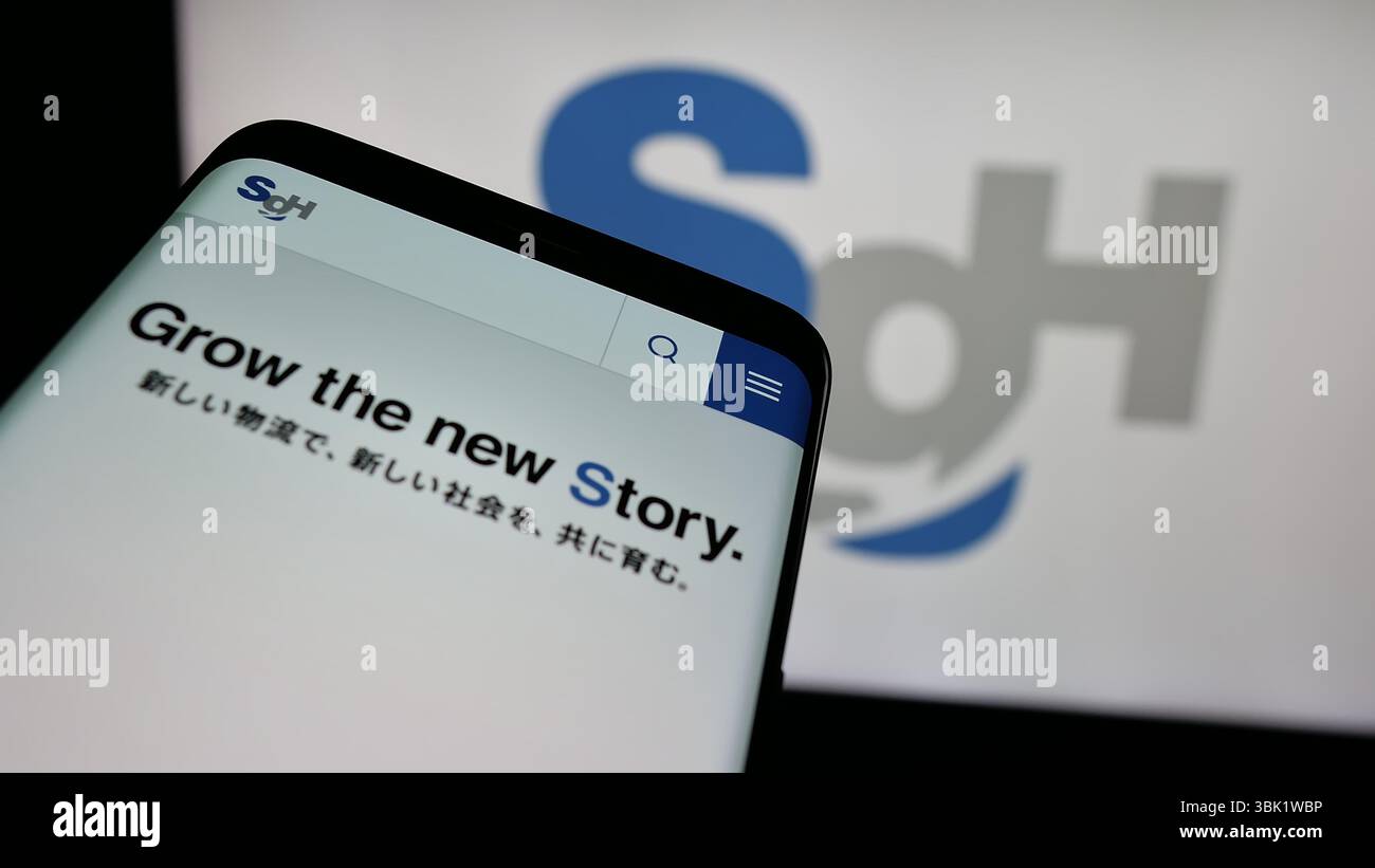 Stuttgart, Allemagne - 04-26-2025 : téléphone portable avec la page web de la société de logistique SG Holdings Co. Ltd sur l'écran devant le logo. Banque D'Images