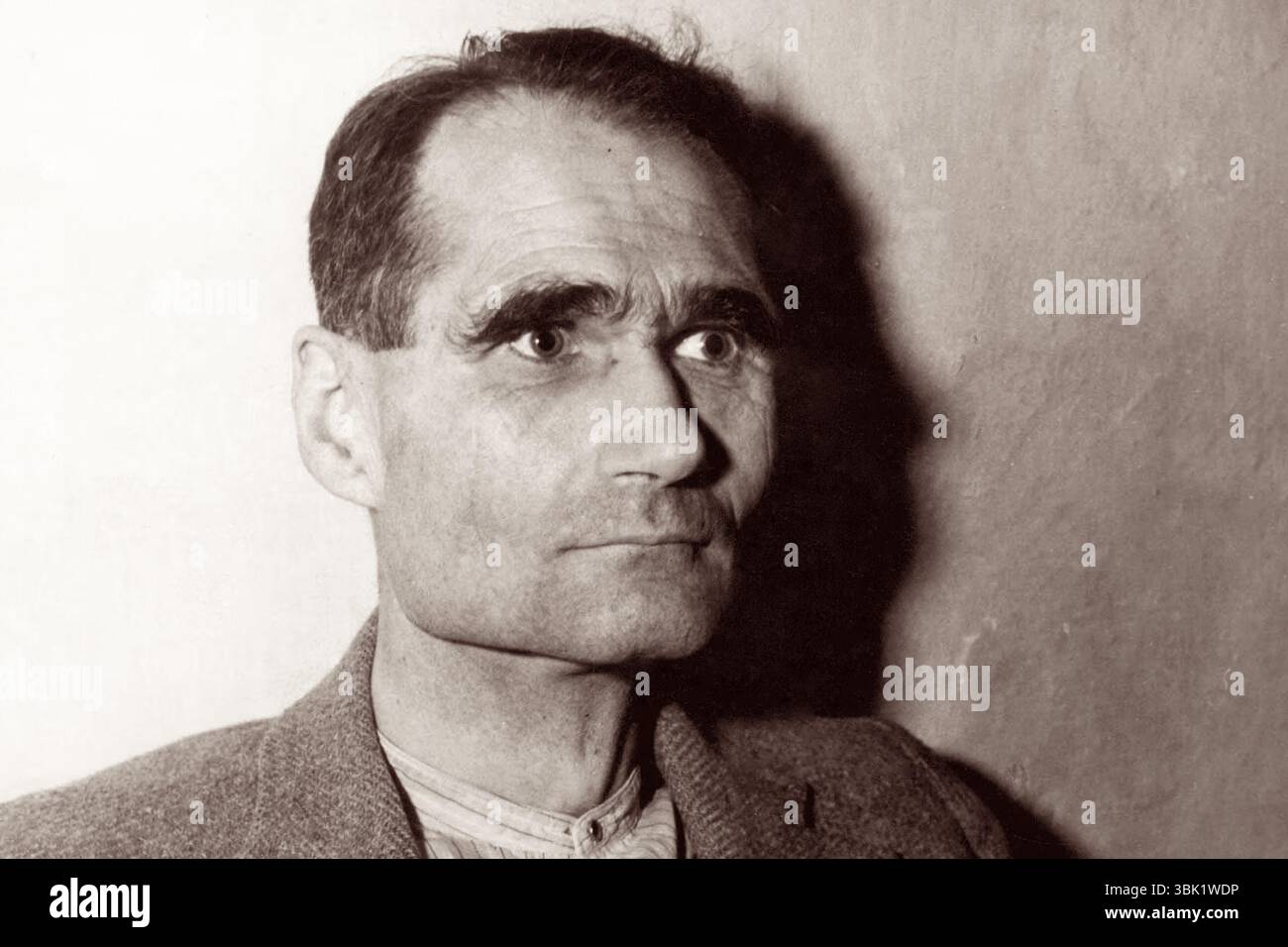 Rudolf Hess, ancien député Führer du parti nazi sous Adolph Hitler, dans sa cellule de prison de Nuremberg en attente de son procès devant le Tribunal militaire international pour crimes de guerre pendant la IIe Guerre mondiale Banque D'Images