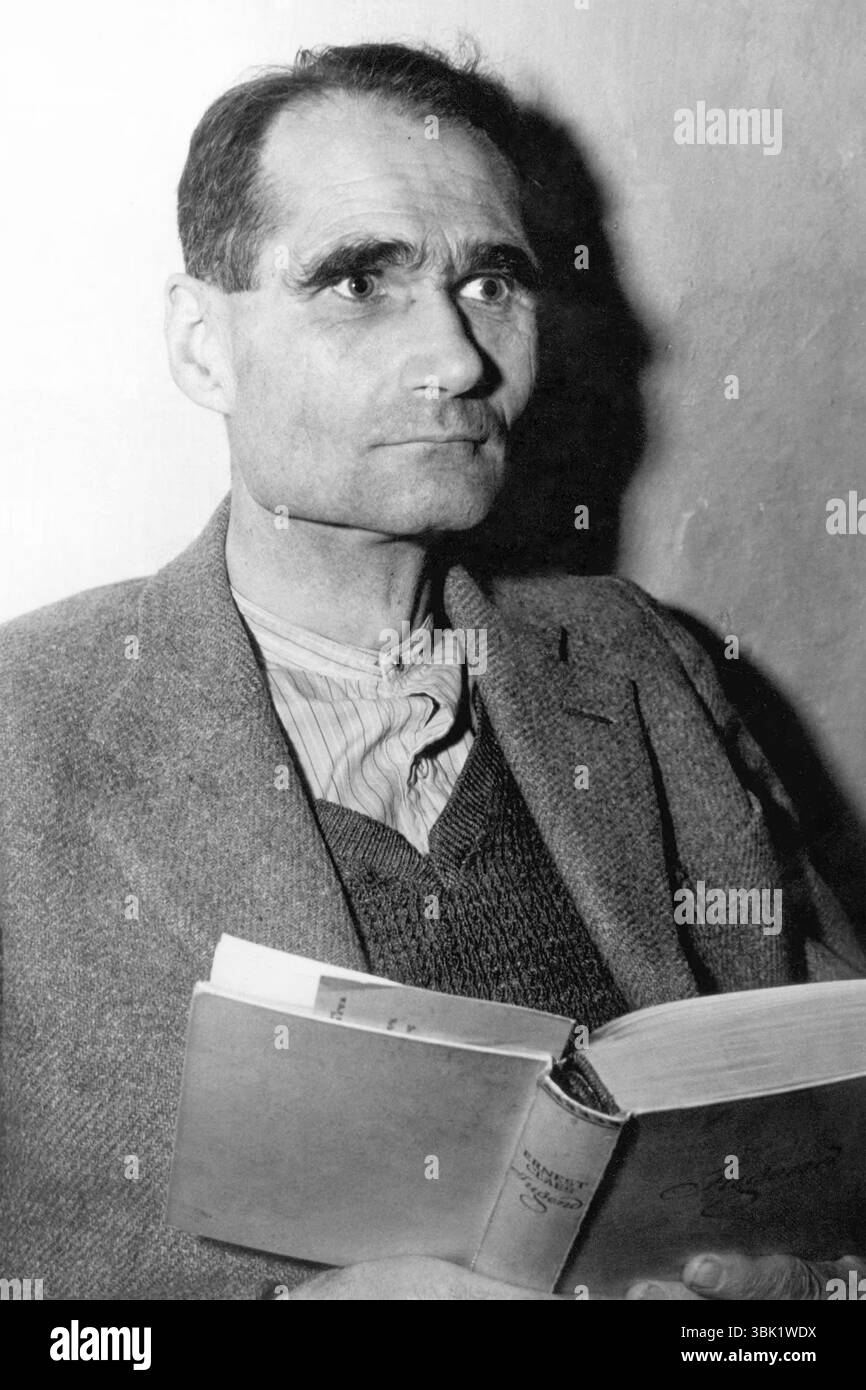 Rudolf Hess, ancien député Führer du parti nazi sous Adolph Hitler, dans sa cellule de prison de Nuremberg en attente de son procès devant le Tribunal militaire international pour crimes de guerre pendant la IIe Guerre mondiale Banque D'Images