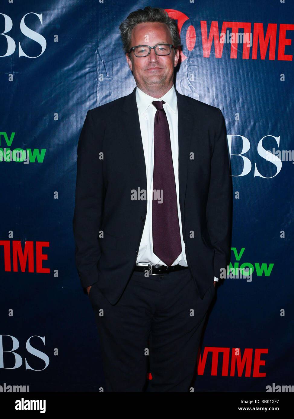 (DOSSIER) Docteur accepte de plaider coupable de la mort par overdose de Matthew Perry. WEST HOLLYWOOD, LOS ANGELES, CALIFORNIE, États-Unis - 10 AOÛT : L'acteur, comédien et producteur américano-canadien Matthew Perry (Matthew Langford Perry) arrive à la fête d'été CBS, CW et Showtime 2015 qui se tient au Pacific Design Center le 10 août 2015 à West Hollywood, Los Angeles, Californie, États-Unis. (Photo de David Acosta/image Press Agency) Banque D'Images