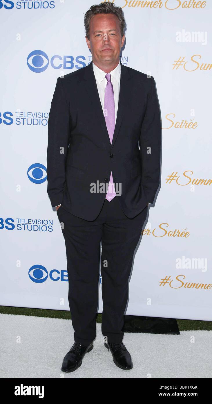 (DOSSIER) Docteur accepte de plaider coupable de la mort par overdose de Matthew Perry. WEST HOLLYWOOD, LOS ANGELES, CALIFORNIE, États-Unis - 18 MAI : L'acteur, comédien et producteur américano-canadien Matthew Perry (Matthew Langford Perry) arrive à la 3e soirée estivale annuelle de CBS Television Studios qui se tient à l'hôtel London le 18 mai 2015 à West Hollywood, Los Angeles, Californie, États-Unis. (Photo par image Press Agency) Banque D'Images