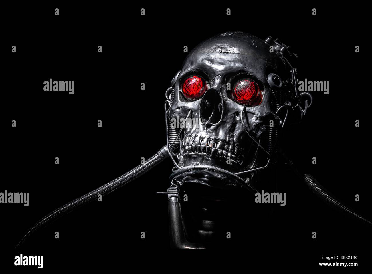 Crâne d'un robot à taille humaine isolated on black Banque D'Images