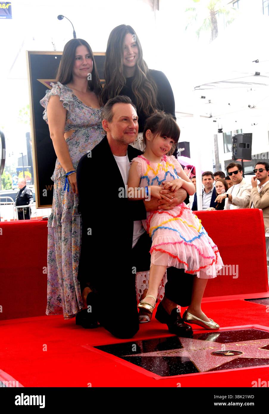 L'acteur Christian Slater et sa famille Eliana Sophia, Brittany Lopez et sa fille Lena posent sur Star lors de la cérémonie sur le Hollywood Walk of Fame pour Christian Slater Banque D'Images