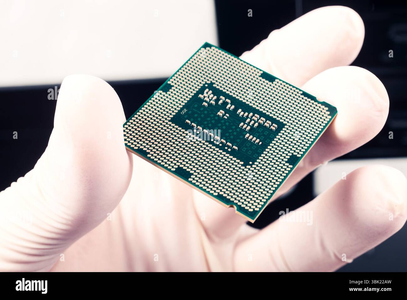 Human hand holding processeur moderne photo gros plan Banque D'Images