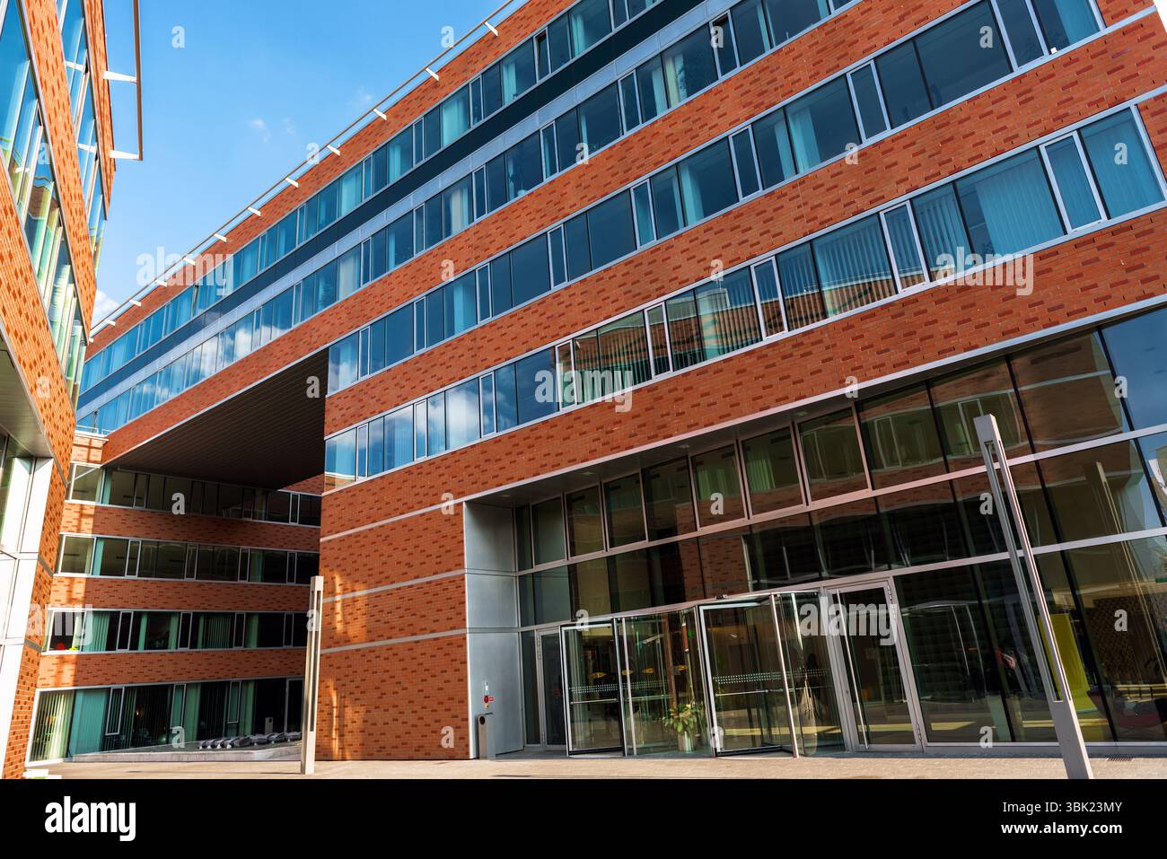Bâtiment moderne de midi avec ciel bleu Banque D'Images