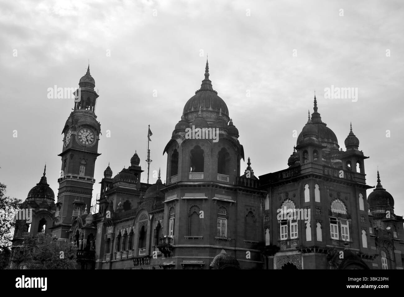 Vue partielle du Nouveau Palais, construit en pierre polie noire et a pris 7 ans à compléter, est situé à Kolhapur, Maharashtra, Inde Banque D'Images