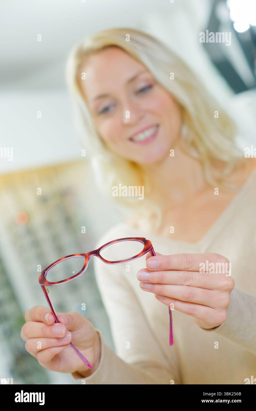 une femme myope dans un magasin Banque D'Images