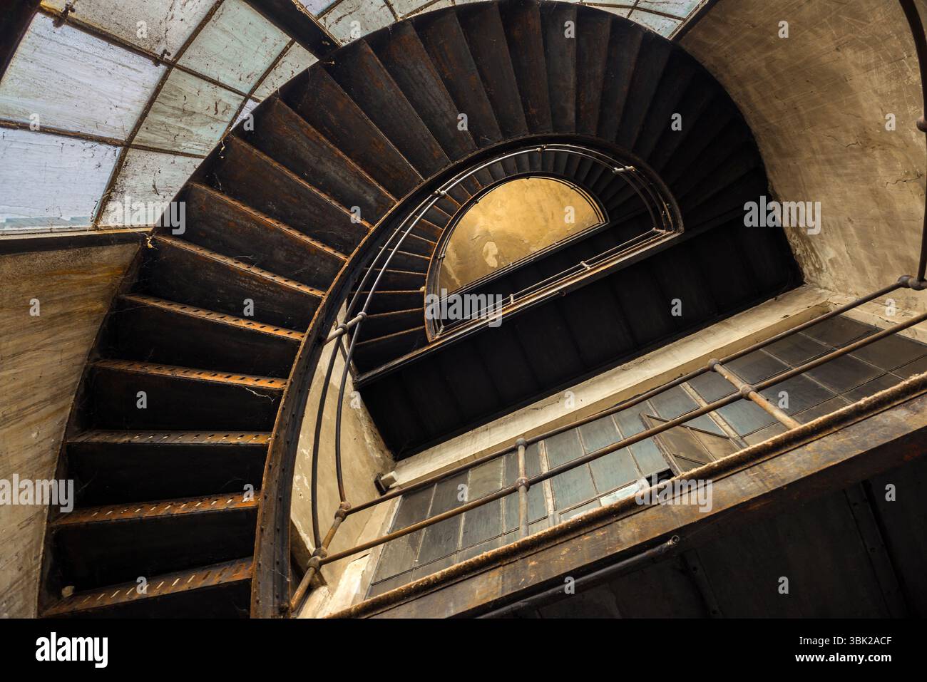 Escalier industriel allant jusqu'à la tour Banque D'Images