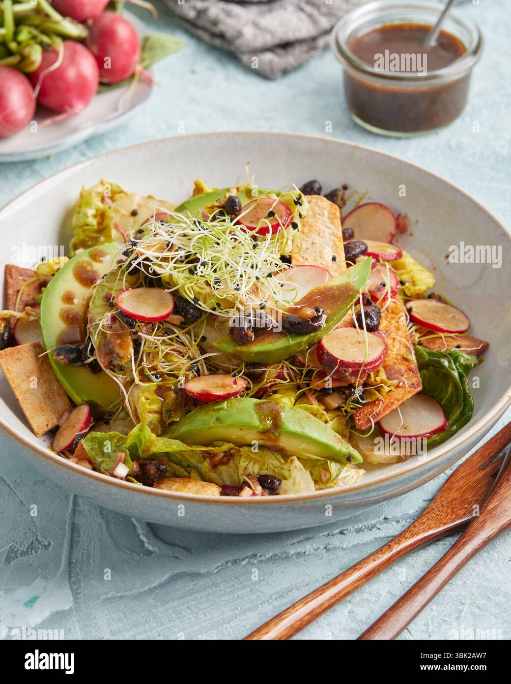 Salade végétalienne à l'avocat – un repas coloré à base de plantes avec des haricots, du maïs et des légumes frais, parfait pour le déjeuner, le dîner ou des aliments sains et réconfortants. Banque D'Images
