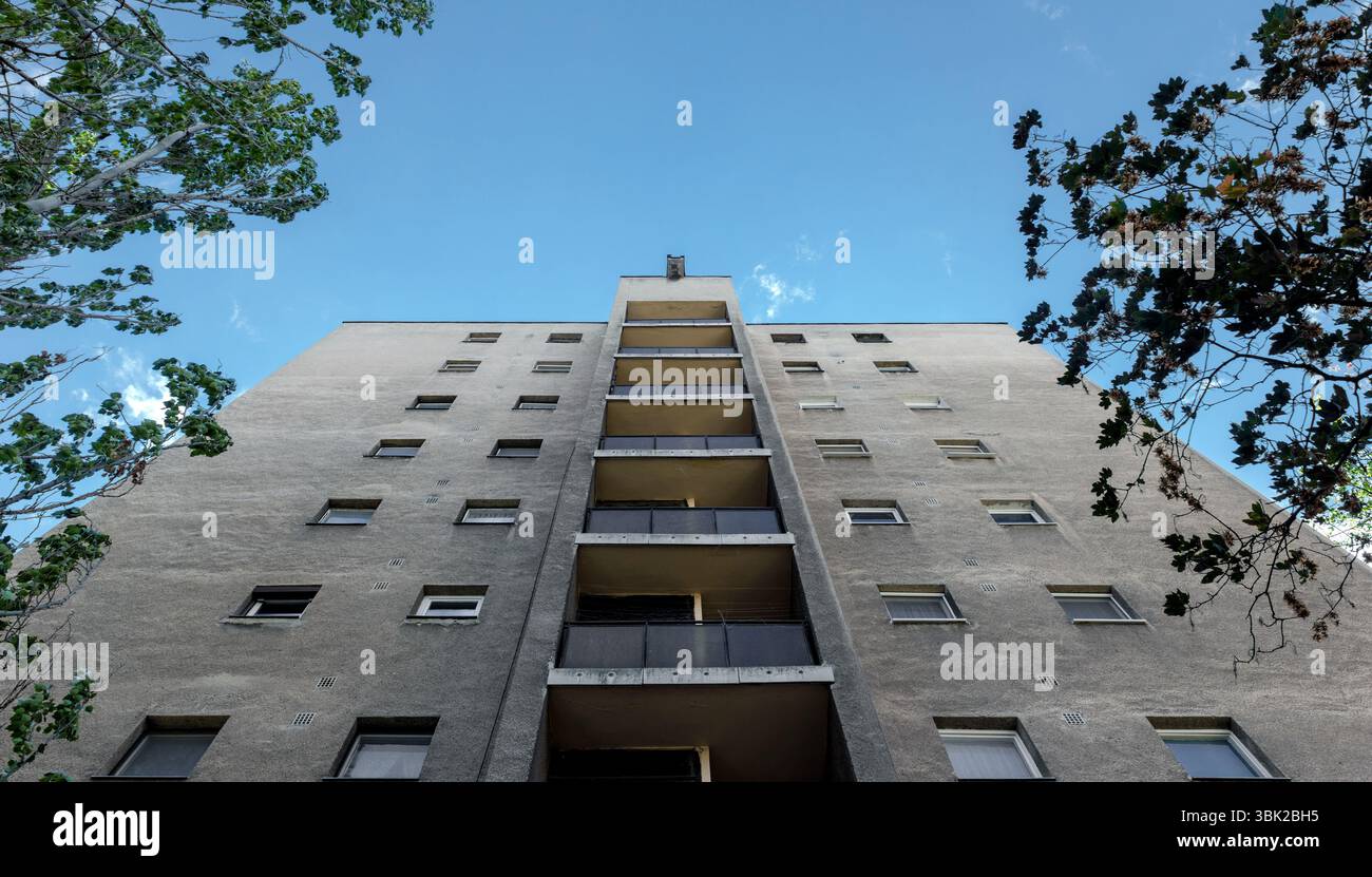 bâtiment communiste avec fenêtres et ciel bleu Banque D'Images