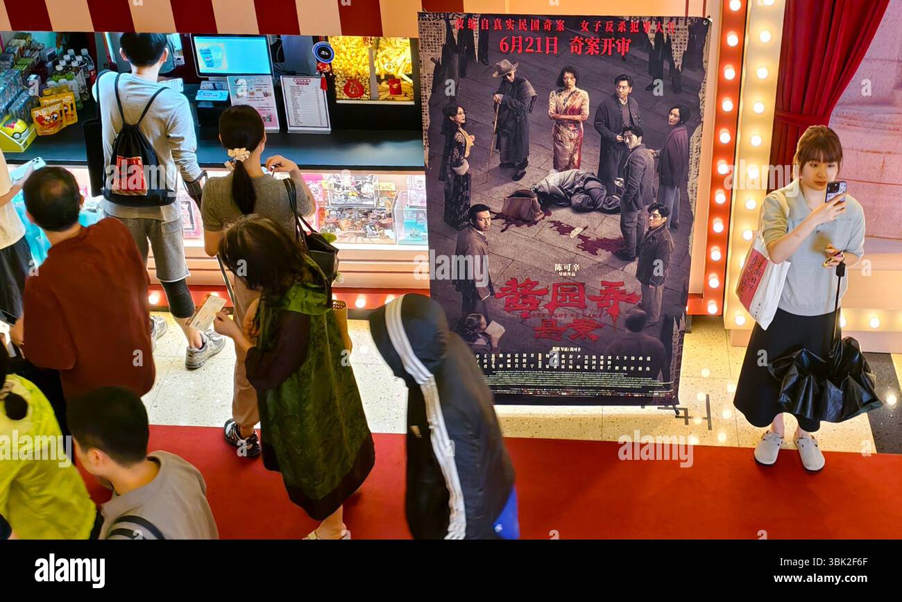 SHANGHAI, CHINE - 15 JUIN 2025 - les fans sont passés devant l'affiche officielle du film "She's Got No Name" avec Zhang Ziyi, Lei Jiaxin et Jackson Yee à Shanghai, Chine, le 15 juin 2025. Banque D'Images